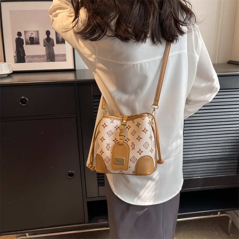 港风复古设计包包女2025新款潮时尚老花斜挎水桶包撞色质感单肩,淘宝优惠券,粉丝福利购,淘宝优惠卷