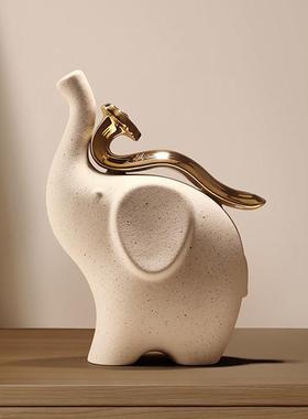 2026创意卡通公仔马上有钱陶瓷摆件高级感小众客厅生日乔迁礼物高