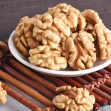 Новые большие ядра грецкого ореха 400G Консервированные Синьцзян бумажные коричневые ядра грецкого ореха спелые оригинальные ореховые выпечки фруктов Коммерческие закуски