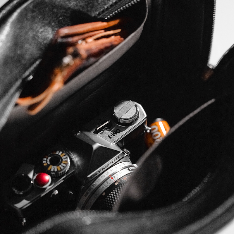 吉卡尼男士胸包高级单肩包通勤斜挎包真皮相机包kikani大容量通勤 - 图2