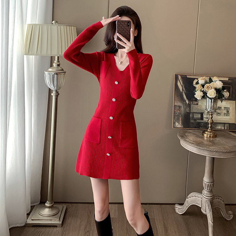 新款简约高级感法式小香风针织连衣裙优雅气质V领单排扣红色A字裙,淘宝优惠券,粉丝福利购,淘宝优惠卷