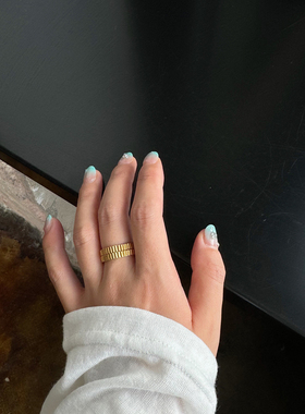 菱格纹镶钻小香风精致戒指