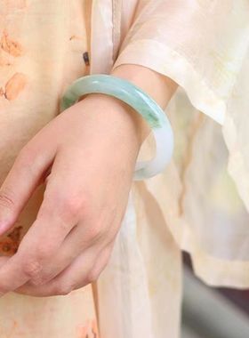 天然新疆天山翠飘花正圈手镯