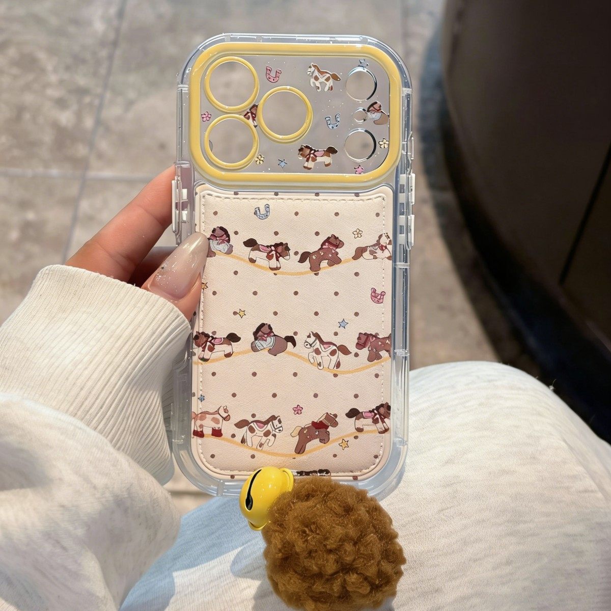 奶白底棕色满屏波点线条小马铃铛适用苹果17PROMAX手机壳16PM创意细闪华为Mate80PRO个性Pura80皮质保护套,淘宝优惠券,粉丝福利购,淘宝优惠卷