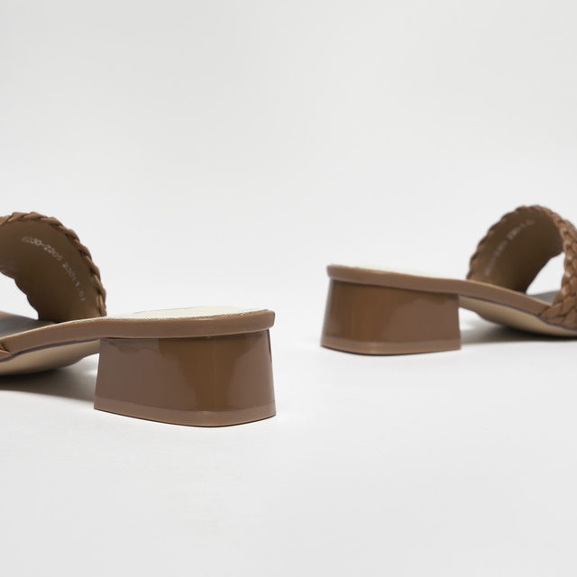 Aiyifu flip flops 2026 ລະດູຮ້ອນແບບໃຫມ່ຂອງຝຣັ່ງແບບສະບາຍໆແບບສະບາຍໆໃນວັນພັກແບບເກີບແຕະສົ້ນຕີນຫນາ