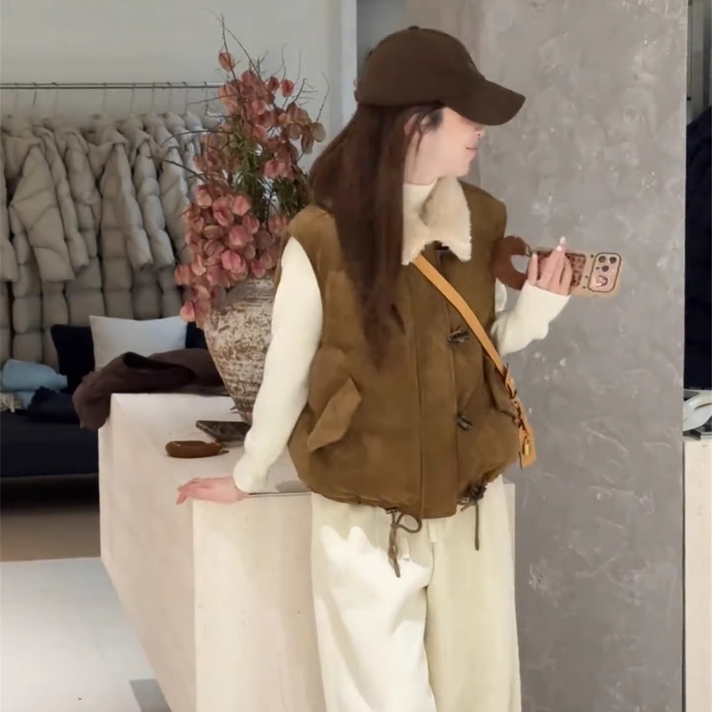 麂皮绒羽绒马甲女短款坎肩冬季2025新款高级感小个子背心马夹外套,淘宝优惠券,粉丝福利购,淘宝优惠卷