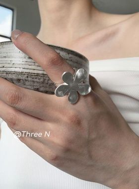 【K社制造】重工银色拉丝复古花朵纹路戒指弹力调节简约食指戒