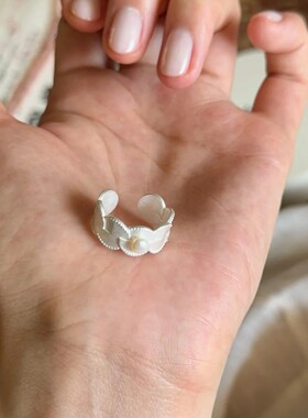 “指尖白月光”珍珠戒指女法式复古点缀珍珠设计高级开口调节指环