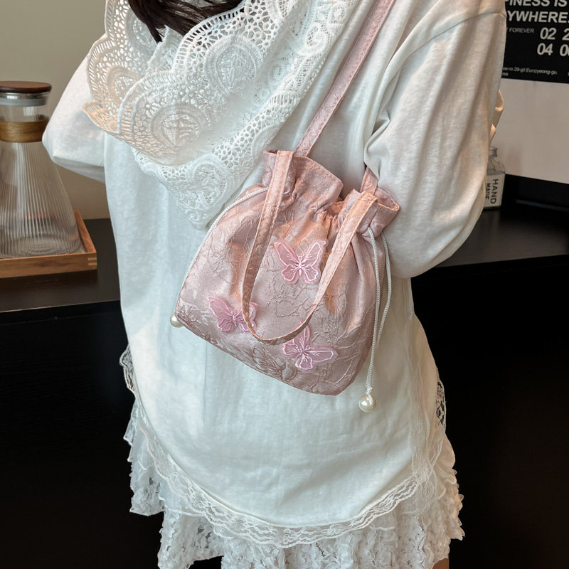 新中式刺绣手提包包女2025新款潮时尚少女百搭单肩斜挎抽带水桶包,淘宝优惠券,粉丝福利购,淘宝优惠卷