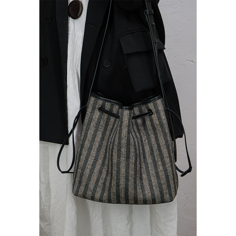 colour beginning鱼肚白原创小众女包单肩包真皮文艺复古水桶包,淘宝优惠券,粉丝福利购,淘宝优惠卷