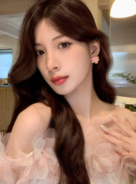 粉色小巧精致花朵耳钉甜美可爱