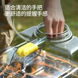 Чистый минеральный весна для бытового хранения воды с кремом для хранения воды.
