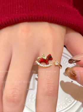 马年有福~复古红色小马戒指女小红书爆款本命年轻奢高级感食指戒