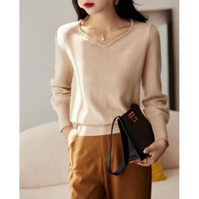 French retro V-neck beaded wool knitted top 2024 new autumn design loose slimming bottoming shirt
