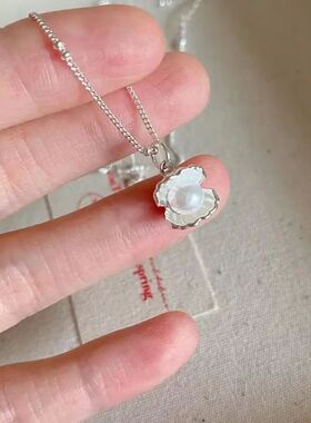 Pearl Shell Pendant Necklace For Women Delicate And Elegant