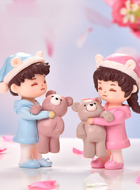新款微景观现代塑料工艺品可爱卡通人物公仔睡衣抱熊情侣蛋糕摆件