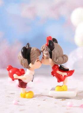 微景观现代塑料工艺可爱新款卡通红裙发卡亲嘴情侣蛋糕水晶球摆件