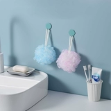 Большая ванна, мяч для купания, мяч для купания милая девушка втирает, потирая назад, пузыри, купание цветы, полотенце для ванны