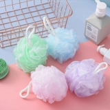 Большая ванна, мяч для купания, мяч для купания милая девушка втирает, потирая назад, пузыри, купание цветы, полотенце для ванны