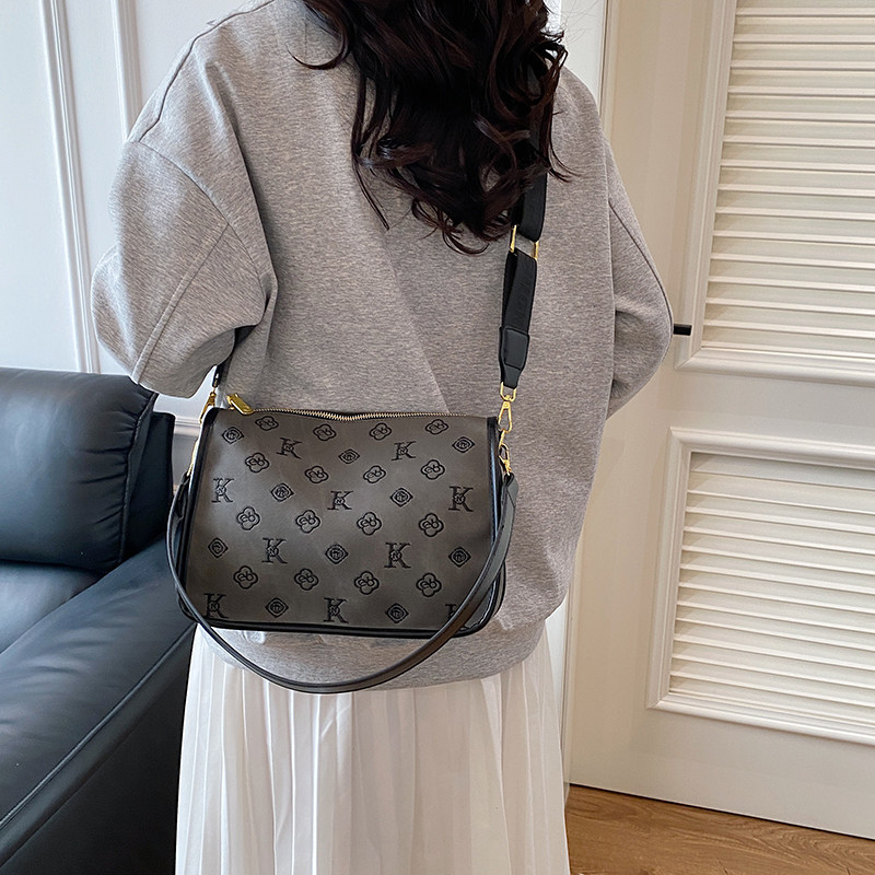 小众设计刺绣小方包包女2026新款高级感休闲百搭腋下包单肩斜挎包,淘宝优惠券,粉丝福利购,淘宝优惠卷