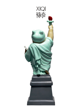 稀奇艺术风雕塑作品客厅桌面