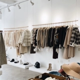 Женская одежда магазина полки простые подвесные потолочные проволочные потолки потолок сплошной древесина детская одежда специальная витрина висящая одежда.