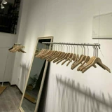 Женская одежда магазина полки простые подвесные потолочные проволочные потолки потолок сплошной древесина детская одежда специальная витрина висящая одежда.