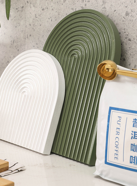 现代简约轻奢样板房间厨房柜装饰展厅软装摆件咖啡壶面包砧板套装