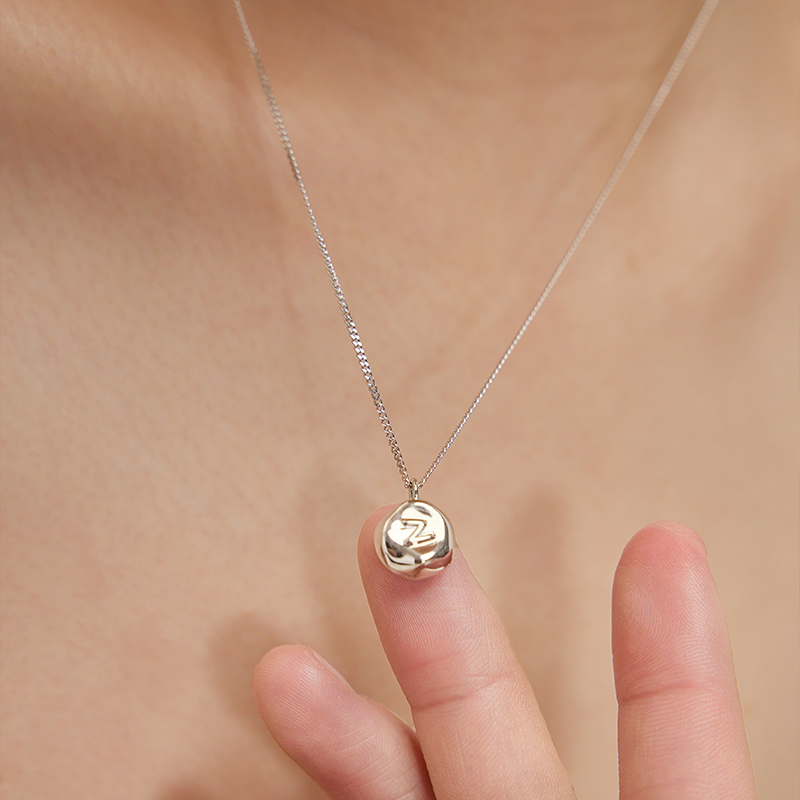 PAUSA ANN s925 极简不规则手工感实心纯银吊坠字母项链 - 图1
