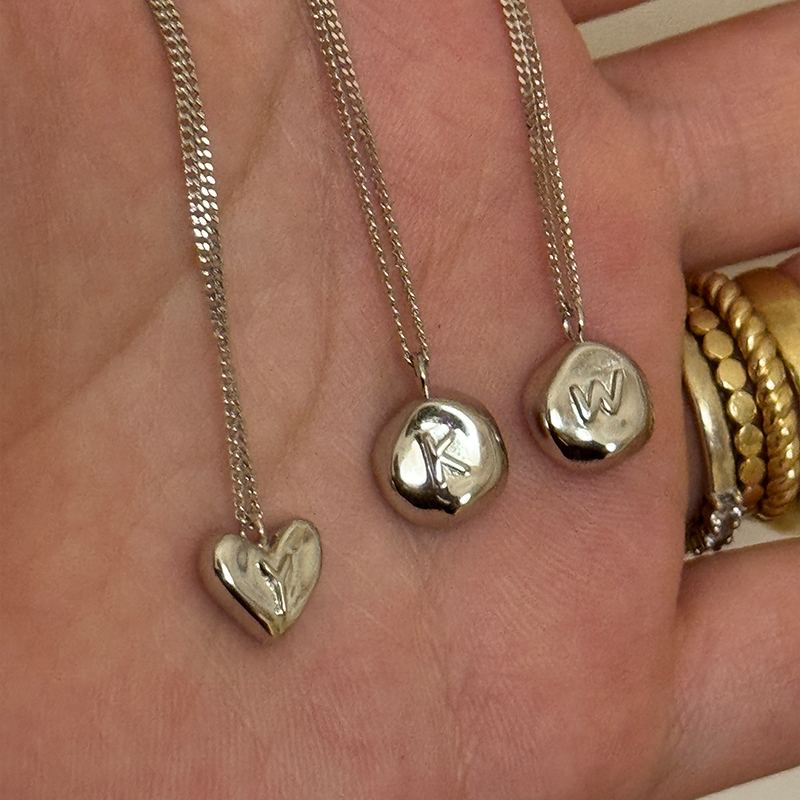 PAUSA ANN s925 极简不规则手工感实心纯银吊坠字母项链 - 图0