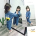 Bộ đồ trẻ em denim 2019 mùa thu giản dị cho bé gái hoạt hình hai mảnh phiên bản Hàn Quốc của quần áo trẻ em lỏng lẻo - Phù hợp với trẻ em Phù hợp với trẻ em