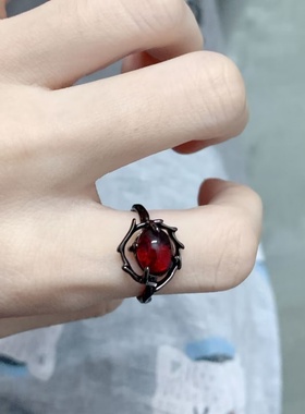 暗黑风荆棘红宝石戒指