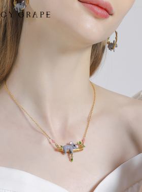 趴在树枝上的考拉项链女