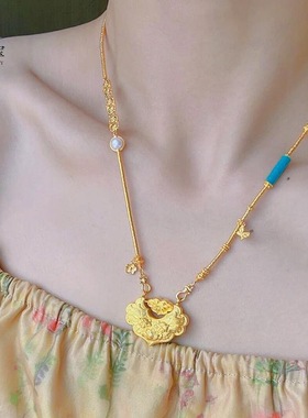 金色精致錾刻双鱼锦鲤锁包项链女平安锁吊坠毛衣链