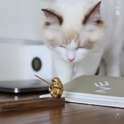 亦喜No.23/小小伴/一只可爱的黄铜萌猴香插摆件/身边有伴内心有伴 - 图0