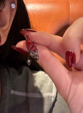 复古黑红恶魔翅膀耳钉女甜酷辣妹风耳环小众设计感耳饰2025新款潮