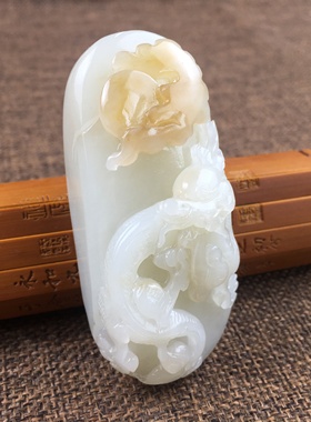 新疆和田玉且末料糖白玉龙行天下手把件