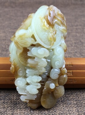 新疆和田玉且末料糖白玉龙手把件