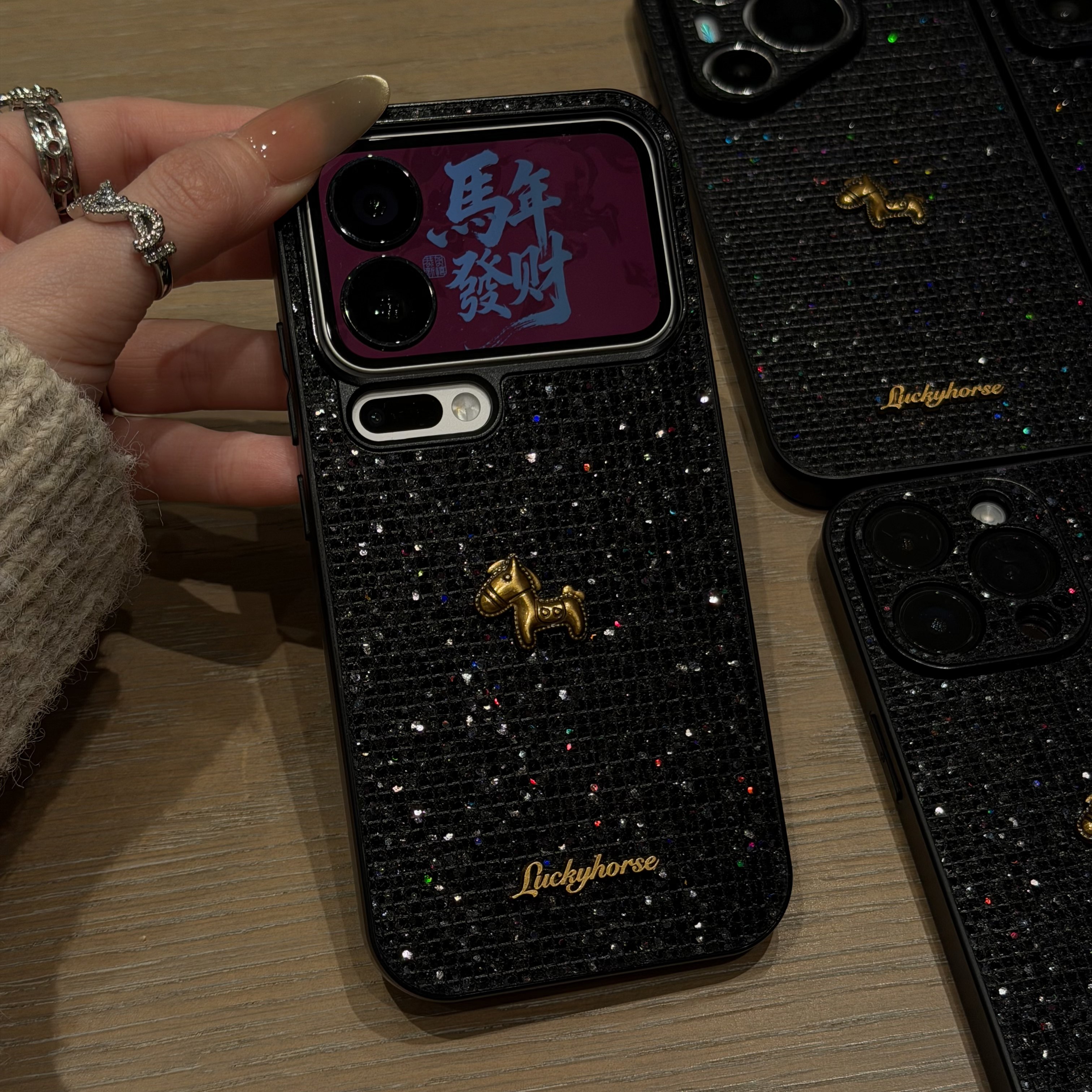 高级小金马细闪小香风适用苹果17promax手机壳iPhone16pro磨砂15/14/13pro全包防摔vivo华为P80小米15oppo潮,淘宝优惠券,粉丝福利购,淘宝优惠卷