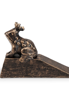 现 纽约下城公园进口门口等待亲吻的青蛙王子铸铁门挡