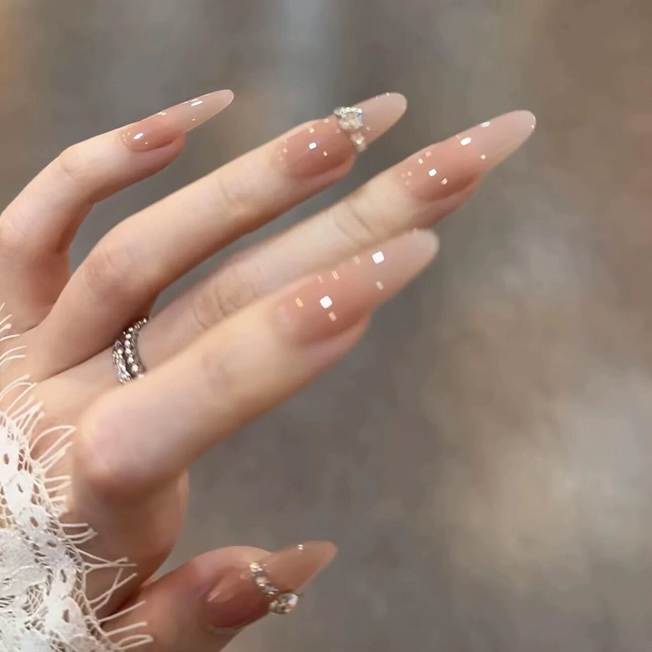 2026 hot style ring with diamonds, sparkling and clear manicure