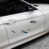 Жирная бабочка на электромобиле царапает наклейка на автомобиль.