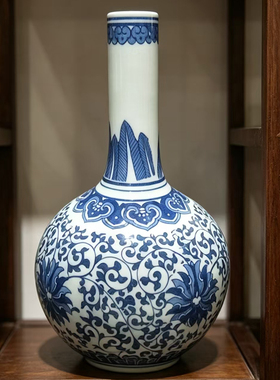 乾隆仿古做旧手绘青花瓷胆瓶