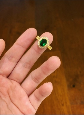 深藏不露一颗绿宝石鸽子蛋戒指