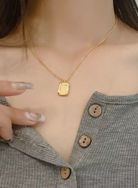 休闲时尚银色刻英文字母项链