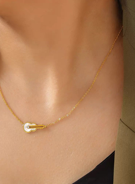 自由潇洒!意义非凡追求热爱音乐艺术女孩吸睛气质小吉他项链仿金