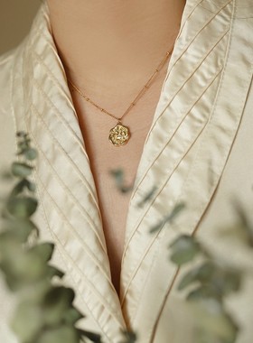 时髦小众桃花印章圆牌显瘦项链