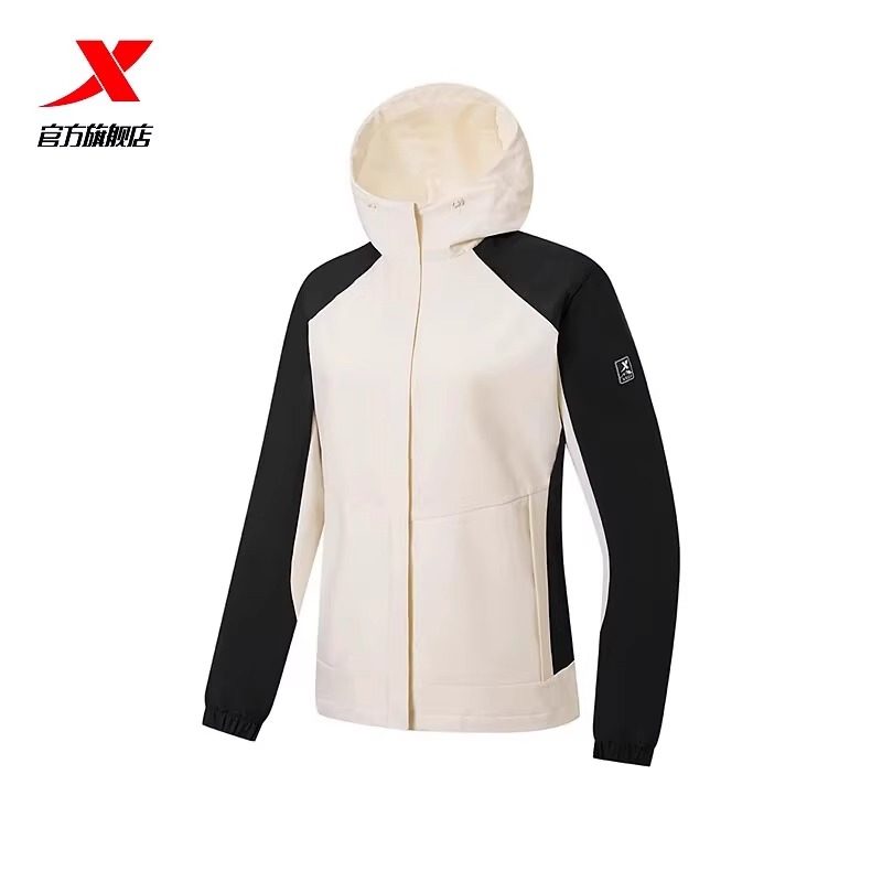 特步冲锋衣外套女2025春季新款连帽双层风衣梭织上衣975128150066 - 图3