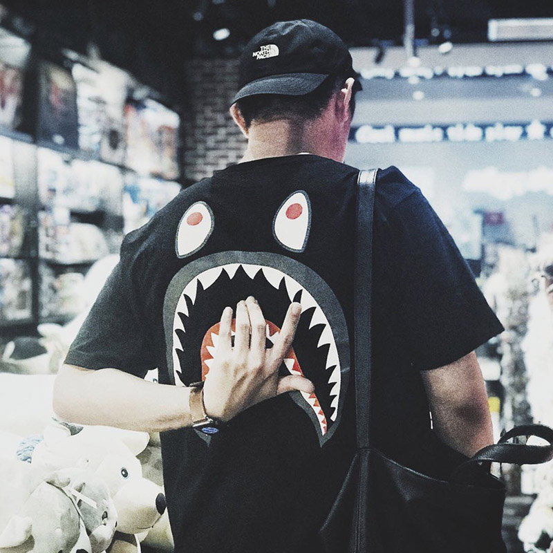 现货 BAPE CAMO SHARK TEE黑蓝红紫绿迷彩鲨鱼图案短袖T恤潮牌-图0