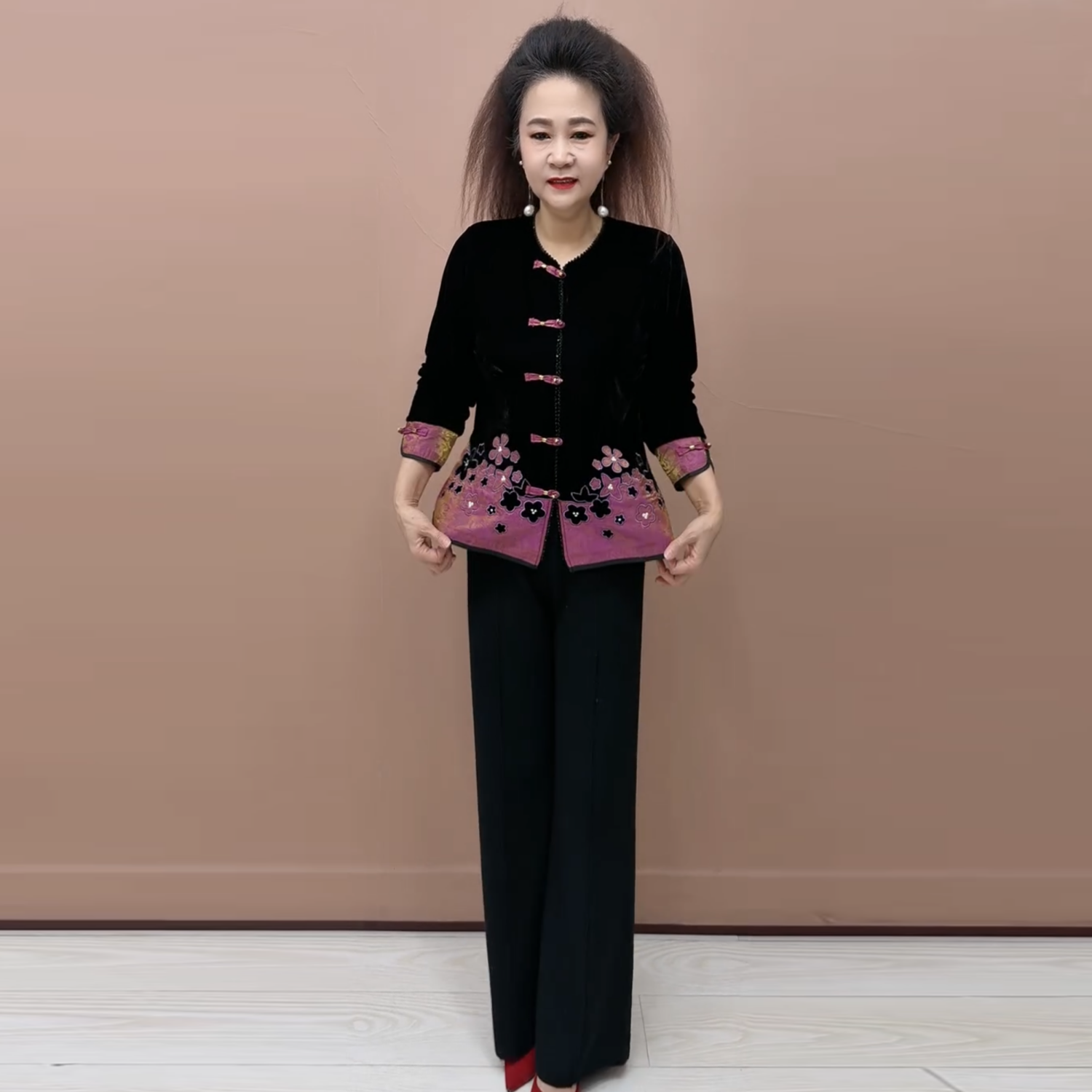 时尚洋气高贵妈妈春装宽松显瘦盘扣丝绒开衫中老年洋气减龄外套女,淘宝优惠券,粉丝福利购,淘宝优惠卷